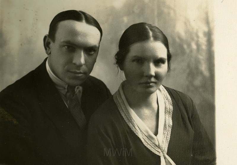 KKE 4174-4.jpg - Genowefa (Kondracka) z mężem Włodzimierzem Zabagońskim, lata 40-te XX wieku.